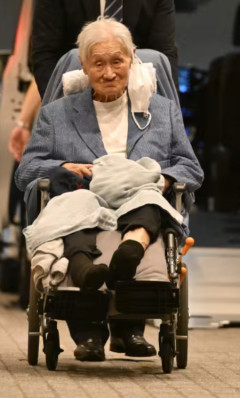 森喜朗・元首相　痩せ細った姿で車椅子にのせられて…「清和会のドン」の侘しき誕生日会
