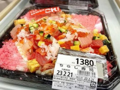 【画像】スーパー銭湯にこのクソデカいチラシ寿司持って入るの目立つ？？車内においておくと腐りそう