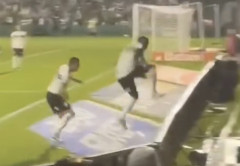 【衝撃映像】サッカー選手さん、突然サッカーで投身自殺してしまう