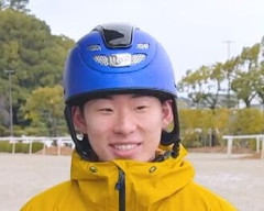 【悲報】若手有望騎手（20）が素行不良で師匠の調教師を激怒させてしまい引退に追い込まれそう