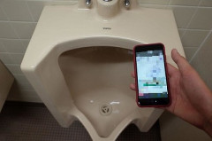 【緊急】「小便器の上にスマホ置いておしっこするガキ」、急増ｗｗｗｗｗｗｗｗｗｗｗｗ