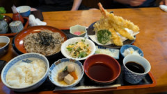 ワイ「天ぷら蕎麦定食で」　田舎店員「あいよ、1500円ね」