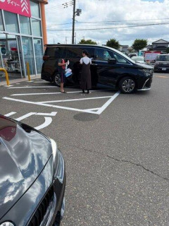 【悲報】高級車さん、ちょっと駐車位置をはみ出しただけで晒されるｗｗｗｗｗｗｗｗｗｗ
