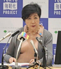 【画像】小池百合子、まるで裸のような格好で会見ｗｗｗｗｗｗ