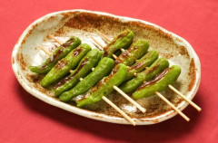 ほい、ししとうの串焼きね