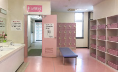 市民プールの女子更衣室で女装をしていた男、女子中学生に声を掛けられ服を脱ぎながら逃走するも逮捕