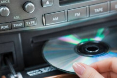 今だに車にCD入れて音楽聴いてる時代遅れの奴ｗｗｗｗｗｗｗｗ