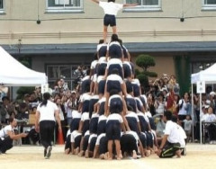 【画像】運動会の人間ピラミッド、今見るとめちゃくちゃ危険