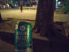 【悲報】いつも公園で飲んでるおっさん、高めのビールとサラダ🍺😅🥗