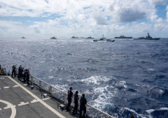 米沿岸警備隊員、RIMPAC 2026演習中に多国籍艦艇が編隊を組んで航行する様子を観察！