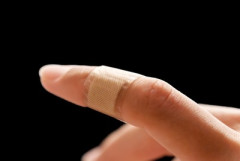【警告】紙で指を切った男性「絆創膏はって放置でええか」→ 大惨事