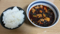 【画像】ワイの麻婆豆腐、色が地獄すぎる
