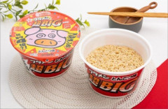「ブタメン超BIG」が本日から発売！麺は通常の約4倍、関連スナック＆チキンも登場