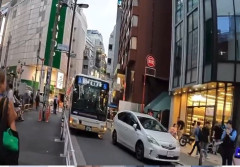 【動画】プリウスさん、違法駐車で道路を封鎖しバスを1時間遅延させる大混乱を引き起こす