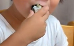 パパさん「子どもが寿司食って寿司出してきた、マジシャンすぎる」→単純に食った物を吐き出すのかと思いきや、ガチすぎてプロのマジシャンも反応ｗｗｗｗ