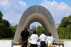 6日広島・9日長崎に落とされてるのに、よく15日まで待ったよな