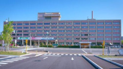 【悲報】秋田県庁のリモート会見、「音声のみ」と聞いてた職員がバスローブ姿でタバコ吸いながら参加