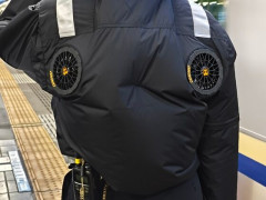 海外「東京でファンが付いた上着を着てる人を見かけた」日本の夏に欠かせないファン付き作業着に対する海外の反応