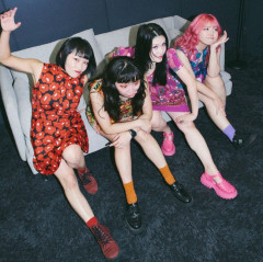 【悲報】大人気女性バンド「いええええええええええい！！！」客席にぶん投げたギターが客に直撃し7針縫う大怪我