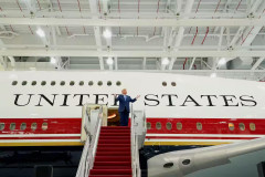 【衝撃】トランプ大統領、カメラの前でエアフォース・ワン搭乗→数分後に機内食運搬車へ潜伏し別機で脱出していた