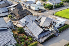 【悲報】倒壊した自宅前でピース…熊本地震被災者の男性、AI加工された画像拡散され誹謗中傷受ける
