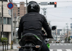 バイクだが信号待ちでN入れてブレーキランプ光らせてないんだが突っ込まれたらワイにも過失ある？