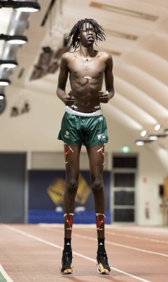 【画像】身長２２９cmのバスケ選手(１８)、争奪戦になるｗｗｗｗｗｗｗｗ