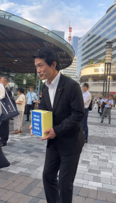 中道「熊本への募金活動です」 X民「能登半島って箱に書いてあるけど」 中「あっAIです！AIが勝手に！｣