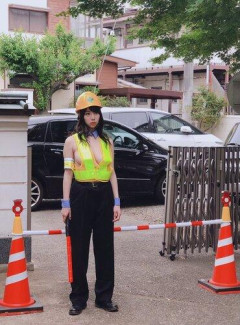 【画像】交通整理の女の子、暑さのあまり脱いでしまう