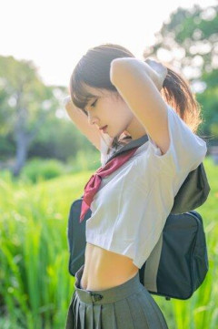 【画像】こういう薄いお腹を晒してる女の子