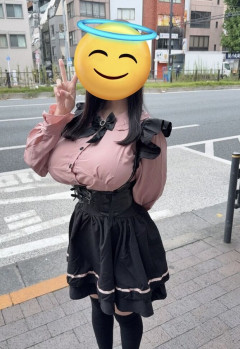 【画像】トー横女子さん、乳がデカすぎて彼氏に「隣を歩くのが恥ずかしい」と言われてしまうwwwwwwww