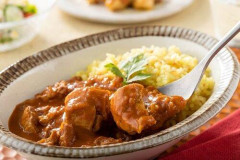 【悲報】ワイ「カレーは鶏肉」敵A「カレーに鶏肉は底辺」敵B「豚肉も底辺」敵C「牛肉以外底辺」