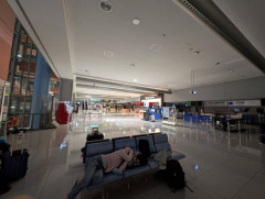 【画像】空港で寝るけど話相手になってくれんか