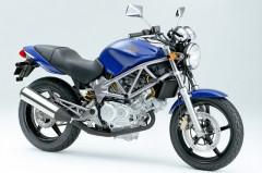 敵「いいバイク乗ってんじゃないかよ！ドゥカティだろ！？」→ぼく「…ドゥカティです」