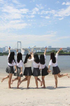 【画像】JK集団、白昼堂々太ももをさらけ出すｗｗｗｗｗｗ