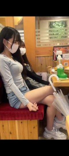 【画像】隣のテーブルがセクシーなこいつらだったらどうする？