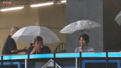 エスコンフィールドに雨　ボロッボロの傘を渡されて苦笑い土井アナウンサーｗｗｗｗ