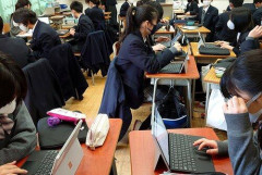 【悲報】高校教師、同僚女の水着AI画像が学校の備品PCからバレて処分