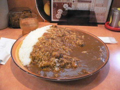 【画像】おまえらこの大盛カレーを完食出来る？？？？？？？？？？？