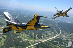 韓国空軍「ブラックイーグルス」に同乗…時速700～800キロで描く空中の太極模様 ［8/12］