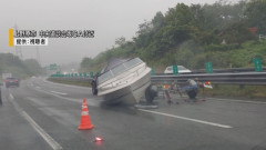 中央道　お盆の中央道に“まさか”の落とし物 荷台から落ちたボートが車線ふさぐ　22km渋滞　[8/12]