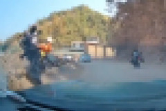 【悲報】大型バイク女さん、エキサイトバイクみたいに飛んでいく