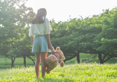 【画像】22歳の女さん、化学療法で見た目が”8歳の少女”になってしまった結果⇒！！！