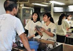 【悲報】男子部の女子マネに男子の母親「キモイ」