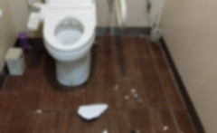 コンビニで泥酔した外国人男性がトイレを破壊するも「日本語ワカラナイ」と繰り返す　