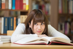 【これは酷い】大学の清掃員のババアを馬鹿にしたら、仲間内とサークルメンバーからハブられた。俺「清掃とかド貧乏か犯罪者のやる事やろ。ロクなのおらんでな」