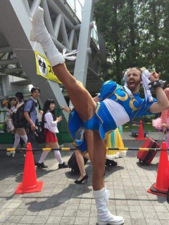 【画像あり】白人さん、完璧な春麗のコスプレを披露して大開脚ｗｗｗｗｗｗｗｗ