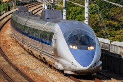 【動画】親子が新幹線に乗り遅れ→なんとか乗せてもらおうと発進している車両に接近したため緊急停止