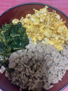 【画像】三色丼めちゃめちゃ美味しそうに作れたから評価してくれ