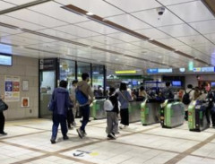 【悲報】東京駅の女駅員さん、タメ口接客してることがバレる【動画あり】